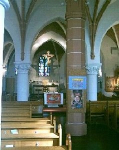 Mittelalterliche Säule im Kirchenschiff